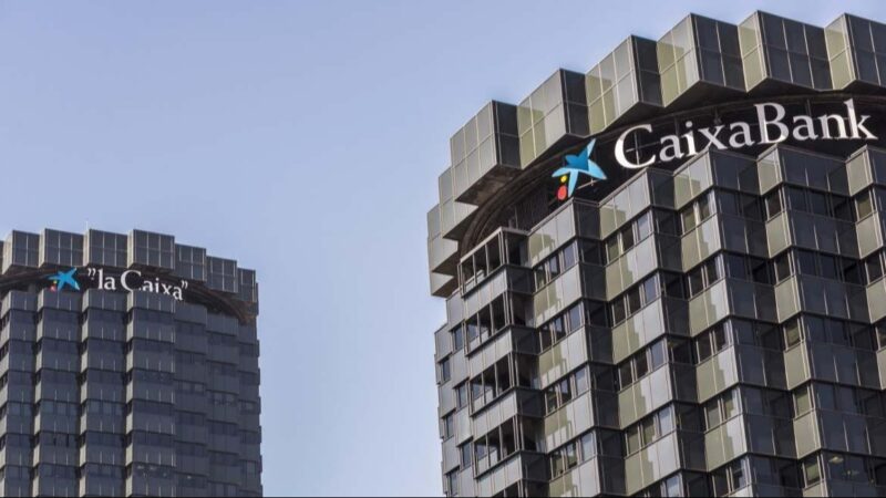 CaixaBank paga en tributos el doble del dividendo para los accionistas